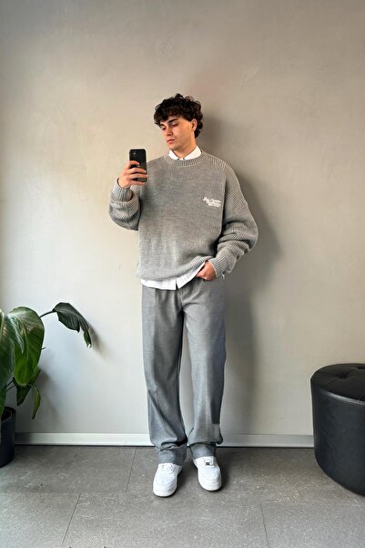 Flaw Wear Світло-сірий светр з мінімальним вишиванням та велосипедним коміром