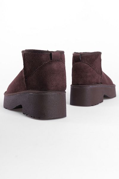 Capone Outfitters Krátké chlupaté dámské kozačky s kulatou špičkou se silnou podrážkou