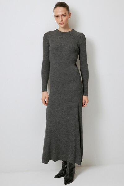 Touché Privé PLETENÉ ŠATY S ROVNÝM NÁHRDELNÍKEM