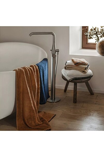 Havlu Denizi Ev Tekstil Ürünleri طقم مناشف حمام ملونة ومناشف وجه مع تفاصيل مطرزة على الحافة