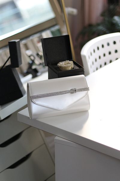 Moom Bag Γυναικεία τσάντα ώμου από λευκό λουστρίνι με πέτρα με λεπτομέρεια βραδινό φόρεμα