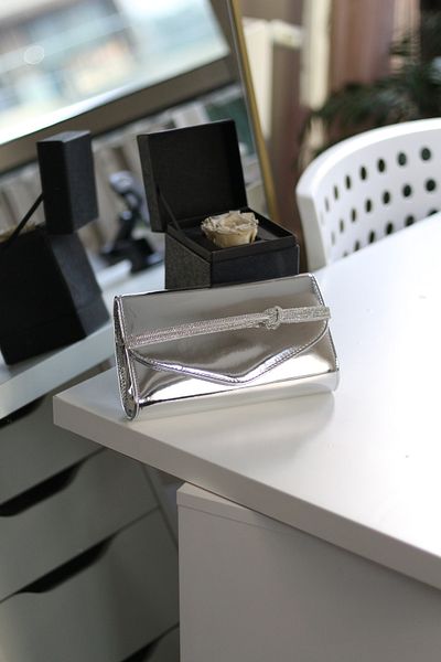 Moom Bag Geantă de umăr pentru rochie de seară, din piele lacuită argintie, cu dungi de piatră