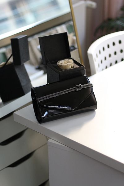 Moom Bag Geantă de umăr de mână rochie de seară cu dungi din piele neagră pentru femei
