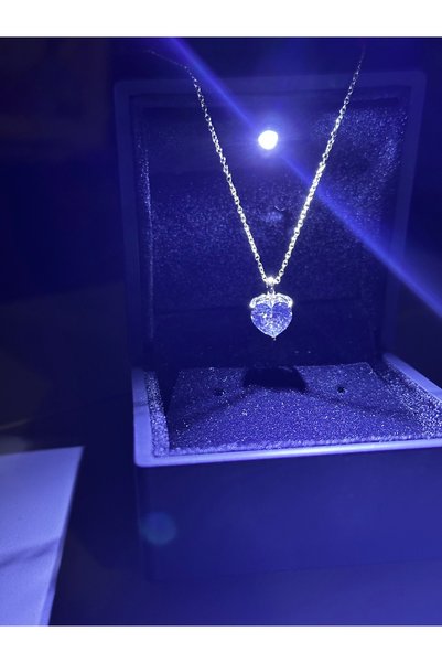 Butik قلادة على شكل قلب من الحجر الذهبي