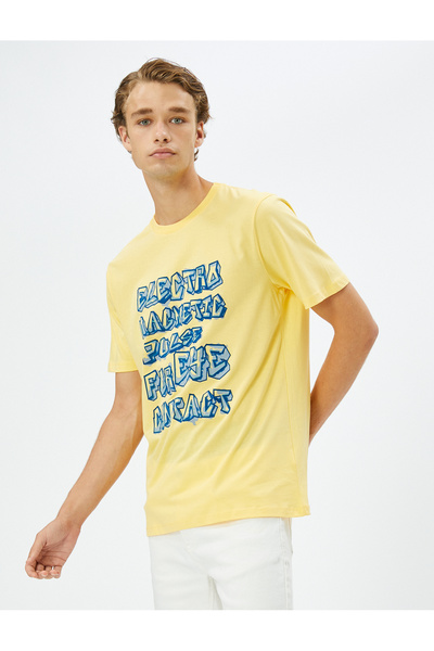 Koton تي شيرت مطبوع عليه جرافيتي من القطن بياقة دائرية وأكمام قصيرة