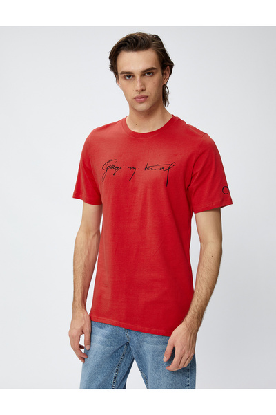 Koton Atatürk bedrucktes T-Shirt zum 100-jährigen Jubiläum