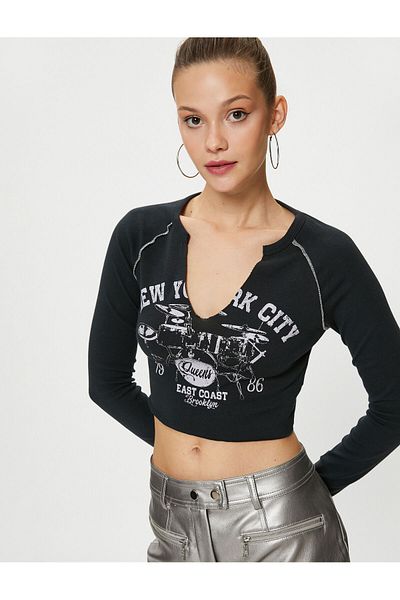 Koton Tricou crop cu mânecă lungă, cu decolteu în V adânc, din bumbac imprimat