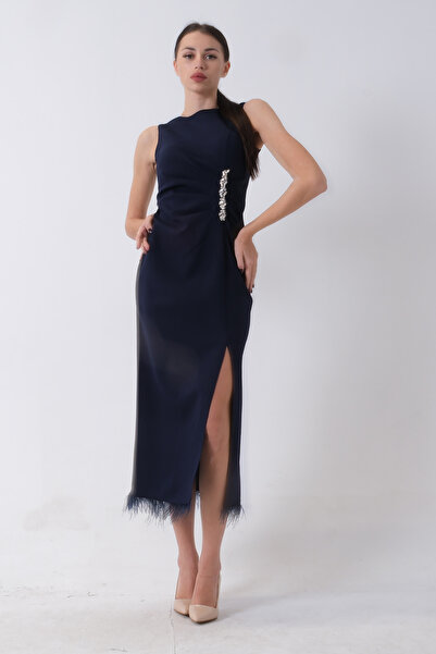 Feminist Βραδινό φόρεμα με πέτρινη λεπτομέρεια στο μπροστινό μέρος και λεπτομέρεια με φτερά σε μπλε ναυτικό 9705402