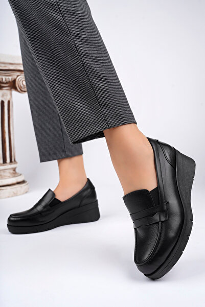 Akgün Terlik Kadın Hakiki Deri Siyah Loafer Dolgu Taban Ayakkabı