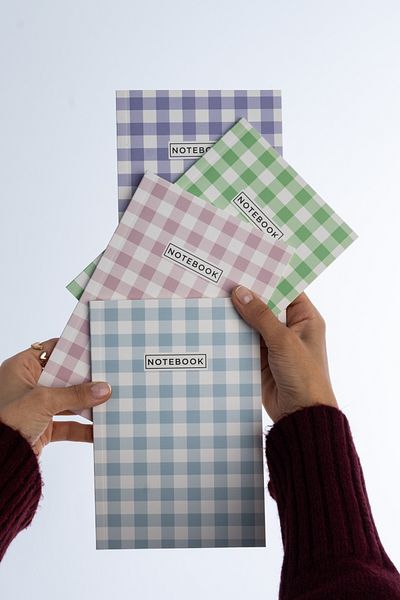 Fly Notes Set de 4 caiete cu model în carouri - 13x20 cm, 64 coli, pentru școală și cadou