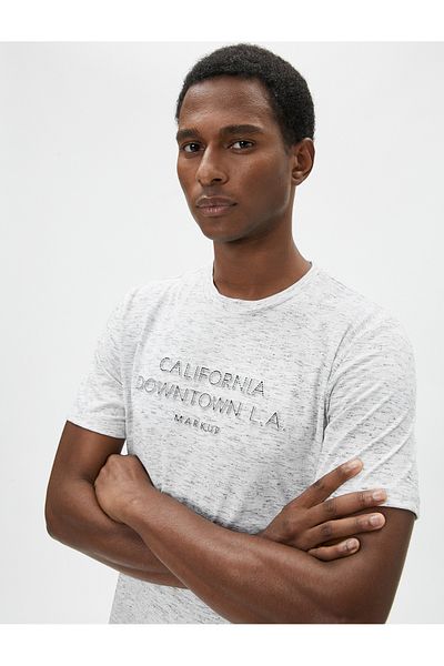 Koton Разтопена тениска Slim Fit с бродирано кръгло деколте с лозунг