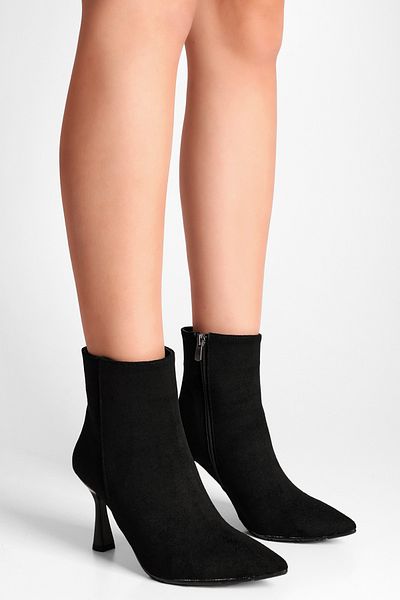 Shoeberry Damen-Stiefel Zian aus schwarzem Wildleder mit Absatz. Schwarzes Wildleder