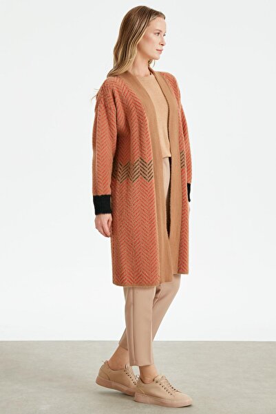 Tığ Triko Zigzag Desenli Kontrast Manşetli Mink Triko Hırka CAMEL