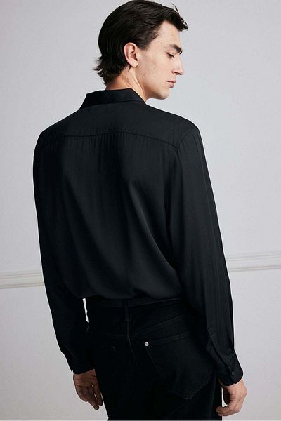H&M قميص ساتان بقصّة عادية
