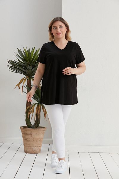 SERTUĞ Tricou negru cu decolteu în V mărime mare - Detaliu cu fante