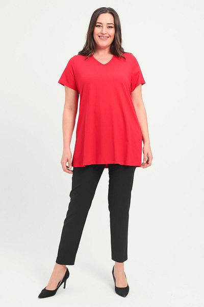 SERTUĞ Κόκκινο μπλουζάκι Trend42plus Plus Size με σχισμή V λαιμόκοψη