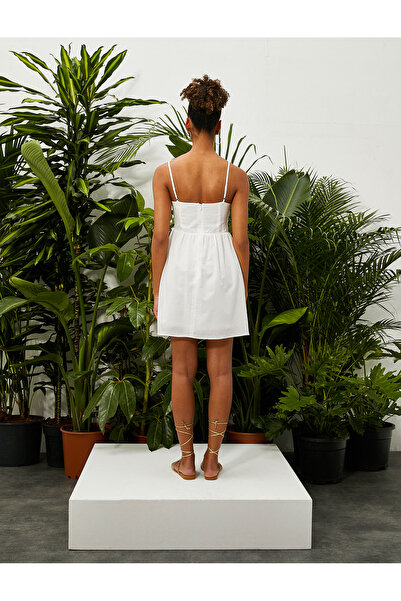 Koton Bílé krátké dámské šaty s krajkou do V 3sal80040ıw