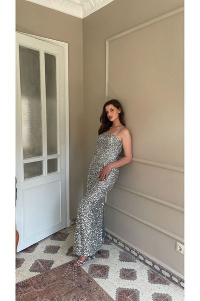Veste Moda Βραδινό φόρεμα με λεπτό κορδόνι με χάντρες και παγιέτες 2027