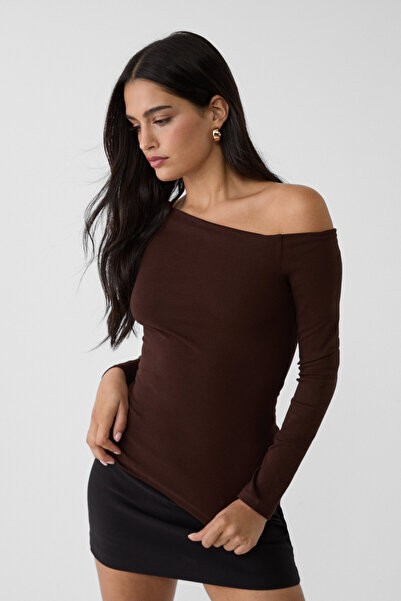 Stradivarius Asimetrik yaka t-shirt