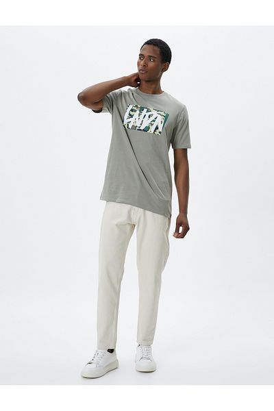 Koton Basic-T-Shirt mit Tarnmuster und Rundhalsausschnitt