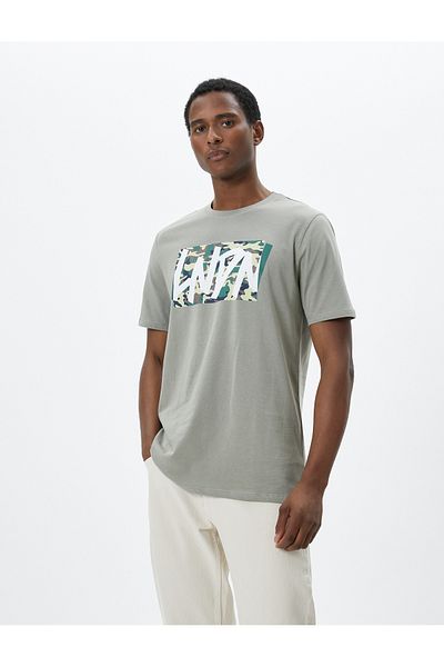 Koton Basic-T-Shirt mit Tarnmuster und Rundhalsausschnitt