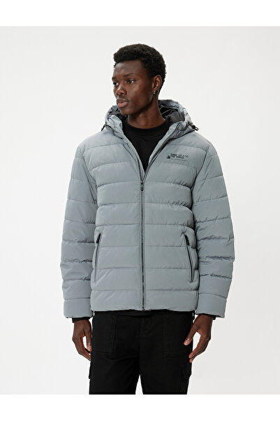 Koton Fermuarlı Cep Detaylı Slogan Baskılı Kapşonlu Şişme Mont