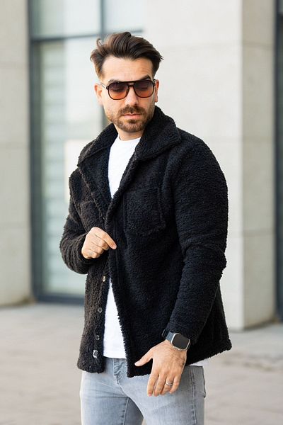 Know Schwarze Herren-Fleecejacke mit Hemdkragen und Brusttaschendetail