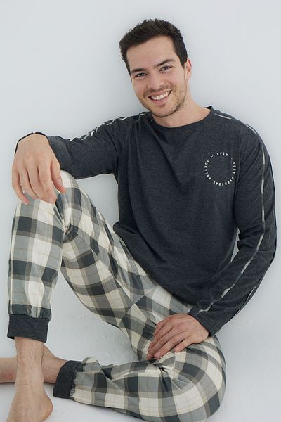 Trendyol Collection Anthrazitfarbenes, kariertes Strick-Pyjama-Set mit normaler Passform TMNAW25PT00070