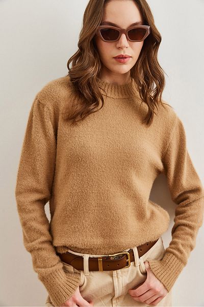 Olalook Dámský svetr s jemným texturovaným výstřihem Camel - Kzk- 19000858