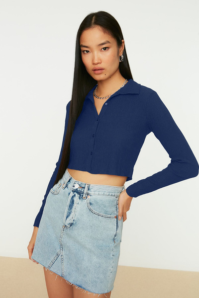 Trendyol Collection Sötétkék gombos, testhezálló póló nyakpánt/texturált kötött blúz TWOAW22BZ0241