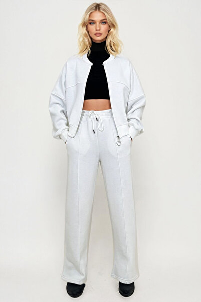 Trend Alaçatı Stili Dámský bílý oblek s kulatým výstřihem se 3 vlákny se zvýšeným předním zipem a travnatými kalhotami Alc-X13284