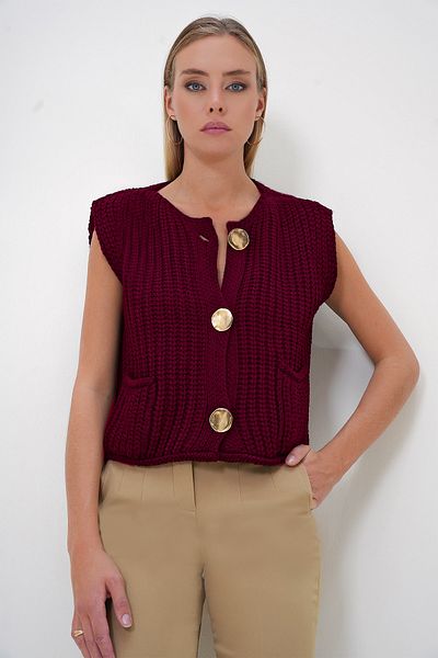Trend Alaçatı Stili Burgunderrote Strickweste mit goldenen Knöpfen und doppelter Tasche für Damen ALC-X12779