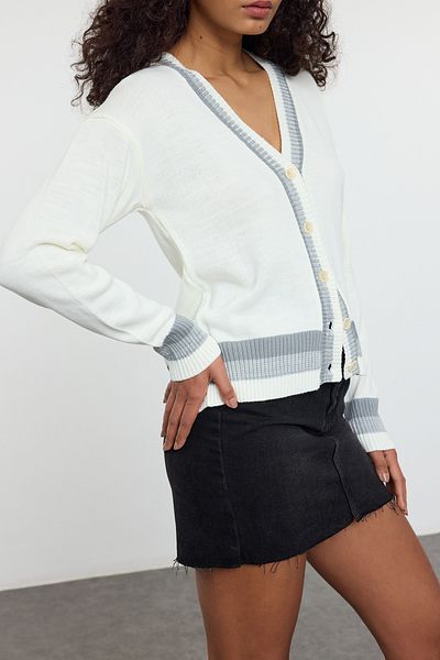 Edit by Trendyol Ecru V-Neck Color Block Regular Sweater Cardigan Tedaw25Hi00024