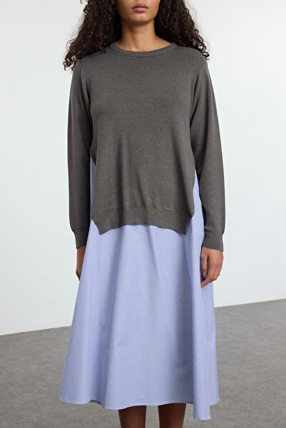 Trendyol Collection Kötöttáru díszítésű antracit csíkos midi ruha - egyenes szabású TWOAW25EL00359