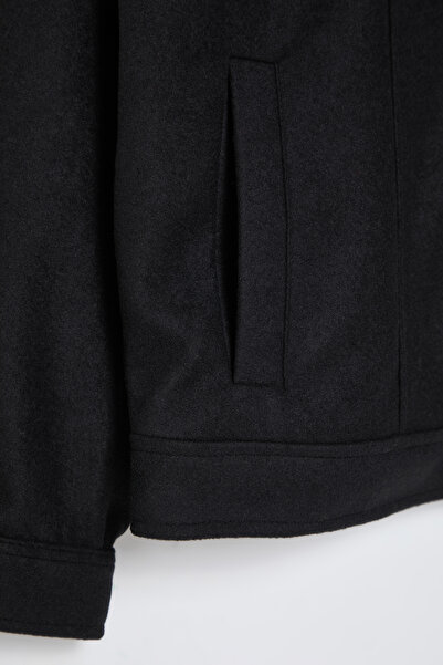 Trendyol Collection Černý zimní krátký lemovaný kabát Regular Fit Stamp Tmnaw25Kb00010