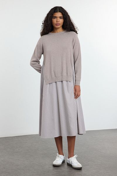 Trendyol Collection Pletené zboží s norkovým proužkem Obloha Jednoduchý střih Midi tkané šaty Twoaw25El00359