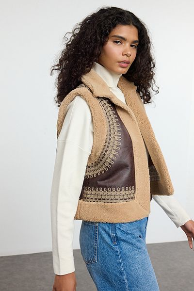 Trendyol Collection Καφέ κανονική επεξεργασία λεπτομέρειας από συνθετικό δέρμα βελούδινο γιλέκο TWOAW25YE00110