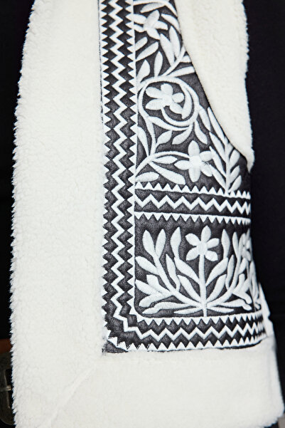 Trendyol Collection Black Regular Diework Detailed Plush Vest Twoaw25Ye00111