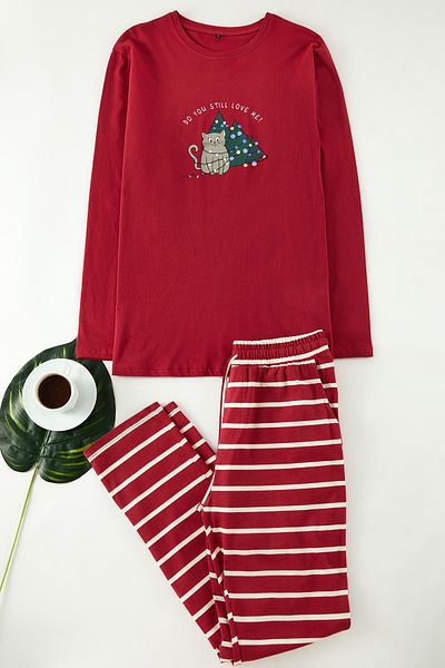 Trendyol Collection Neujahrs-Pyjama-Set mit roten Streifen und normaler Passform – TMNAW25PT00045