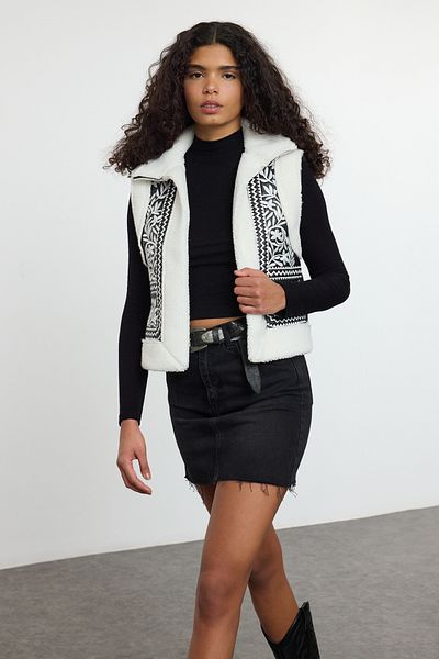 Trendyol Collection Black Regular Diework Detailed Plush Vest Twoaw25Ye00111
