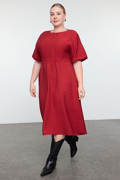 Trendyol Curve Burgunderfarbenes, strukturiertes, gewebtes Midi-Kleid mit Ballonärmeln in Übergröße TBBAW25AH00093