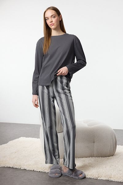 Trendyol Collection Antracitová barva pruhované 100% bavlněné pletené prádlo na spaní - Thmaw25Pt00188