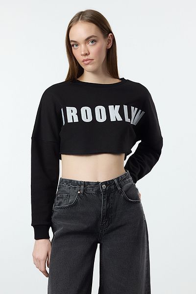 Trendyol Collection Черен спокоен суитшърт Super Crop с апликирана бродерия - дебел плетен Twoaw25Sw00279