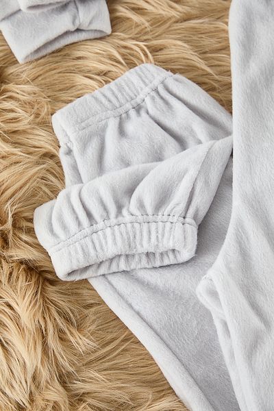 Trendyol Collection Grau gepunktetes Fleece-Winter-Strick-Pyjama-Set THMAW24PT00032