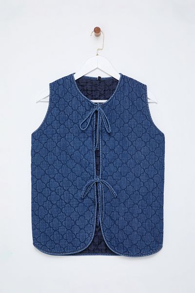 Trendyol Collection Blaue, vorne gebundene, gesteppte Jeansweste TWOSS25YE00000