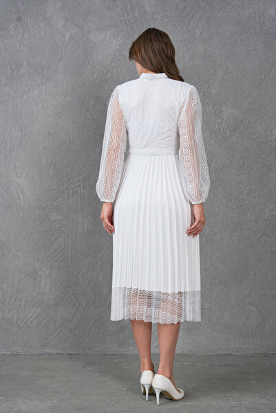 lovebox Plisované večerní šaty s dlouhým rukávem s bílým krajkovým designem 57834