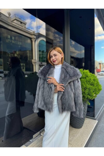Esbersi Noul sezon, guler șal, haină detaliată din blană – eleganță și căldură într-unul