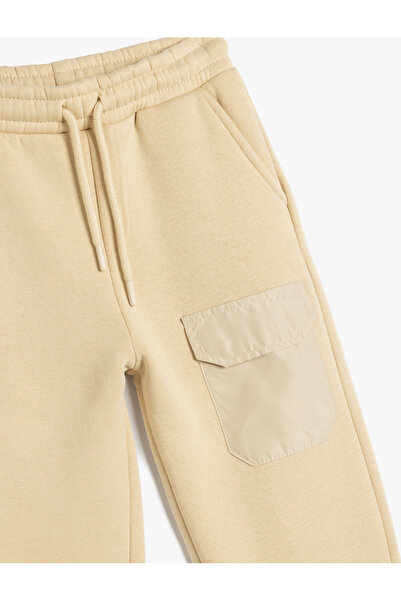 Koton Basic-Jogger-Jogginghose mit Taschendetail zum Binden an der Taille und Band