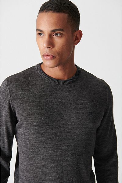 Avva Anthrazitfarbener, flauschiger Strickpullover mit Rundhalsausschnitt für Herren E 005000