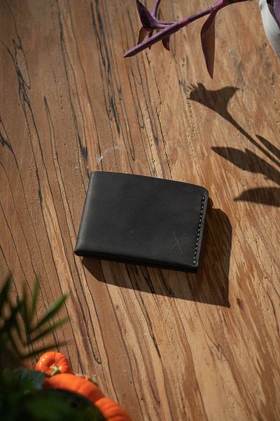 minimal X design محفظة سوداء بسيطة - مصنوعة يدويًا من الجلد الحقيقي المجنون